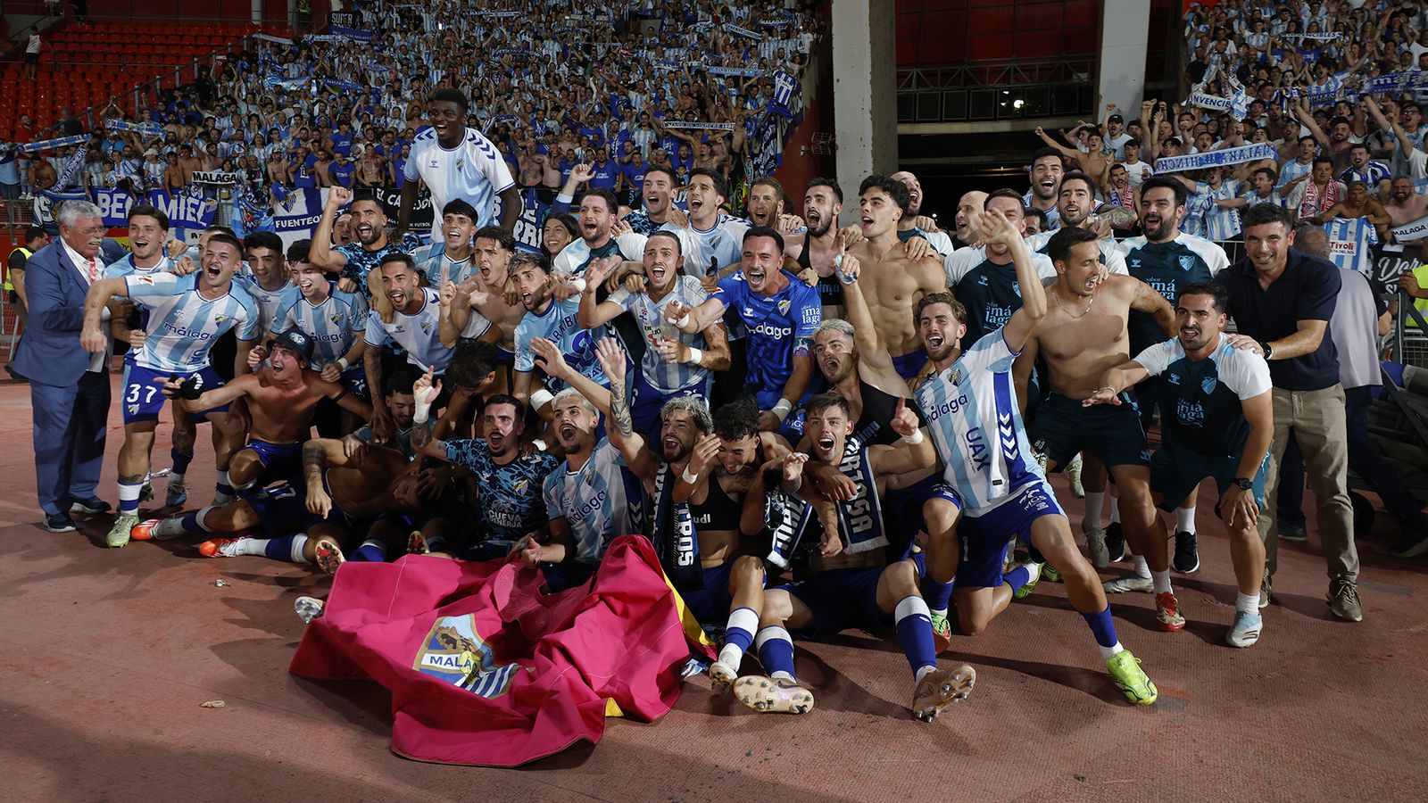 Los jugadores celebran el ascenso del Málaga.