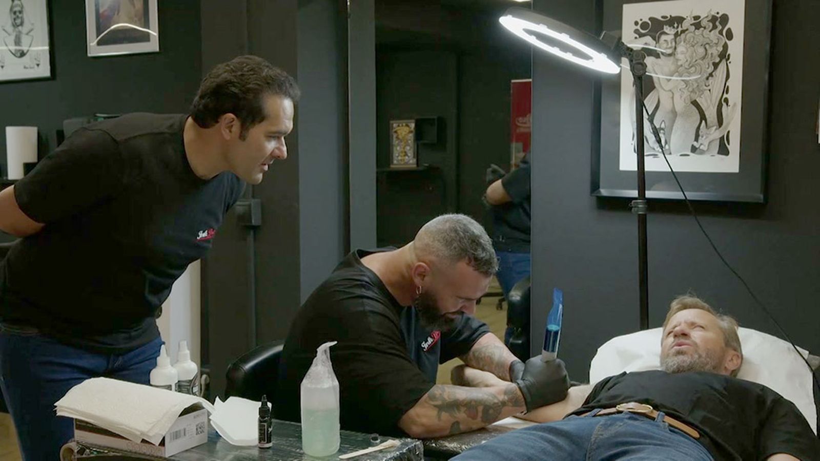 Tatuando en el estudio