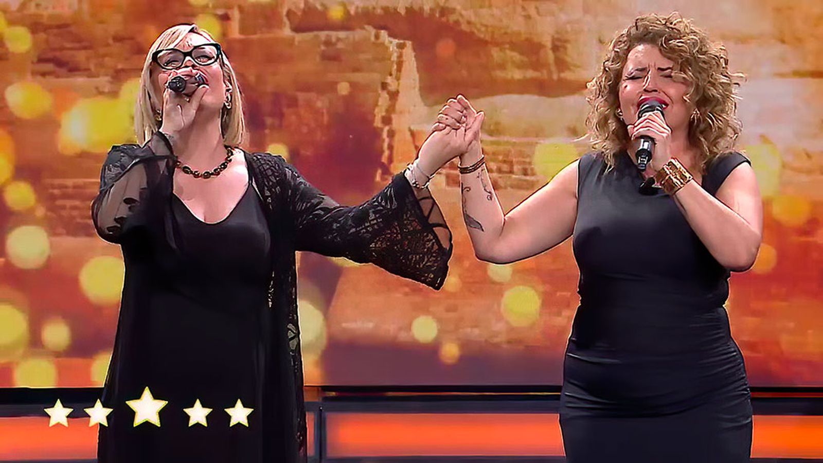 Chandra y Judith son Mariah Carey y Whitney Houston cantando When you believe