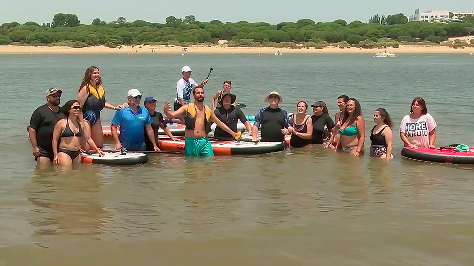 El bautismo náutico de cinco mujeres serranas en El Portil