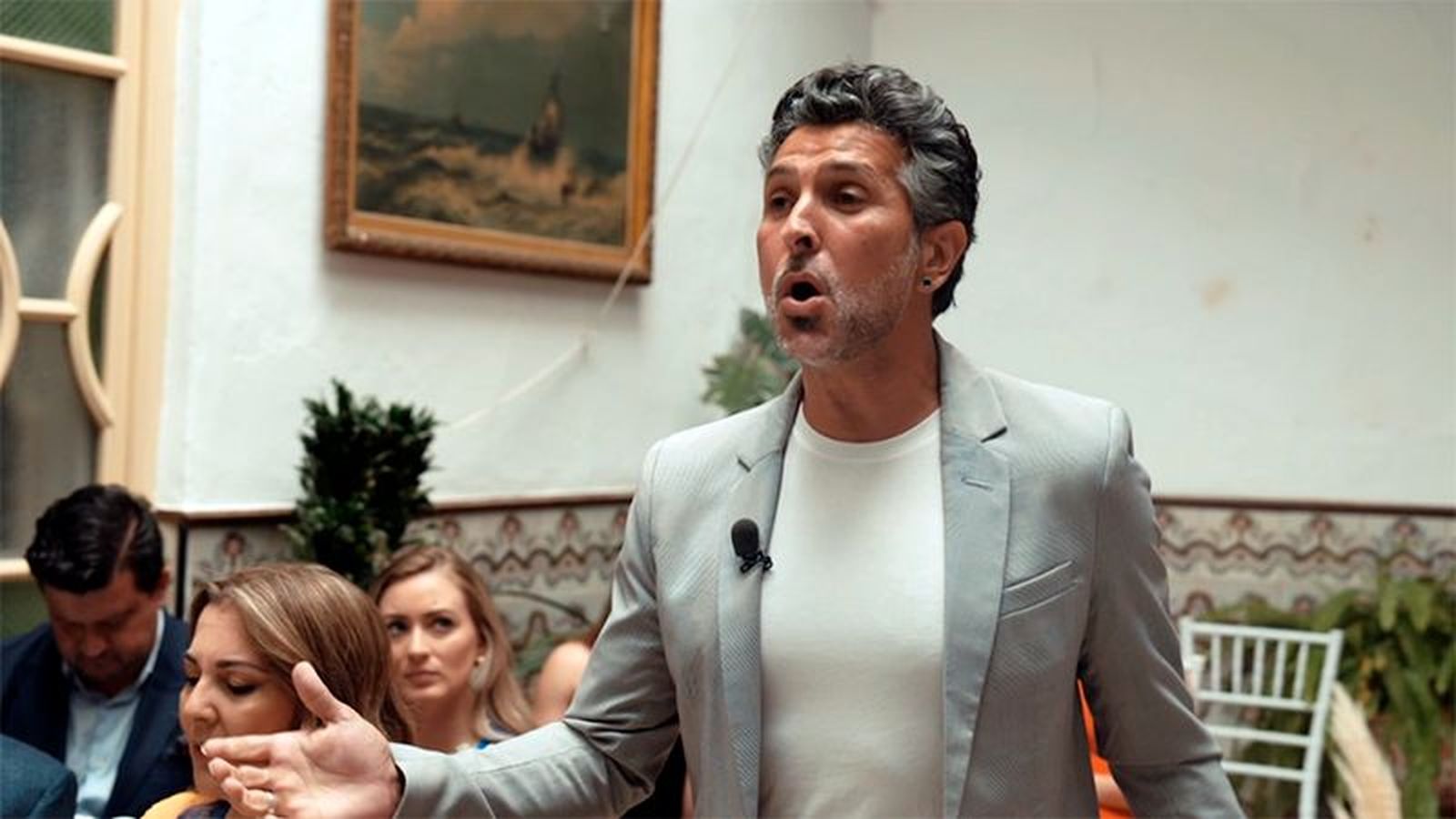 Arcángel y el recuerdo de Ismael, sorpresa en la boda civil de María Jesús y Juan