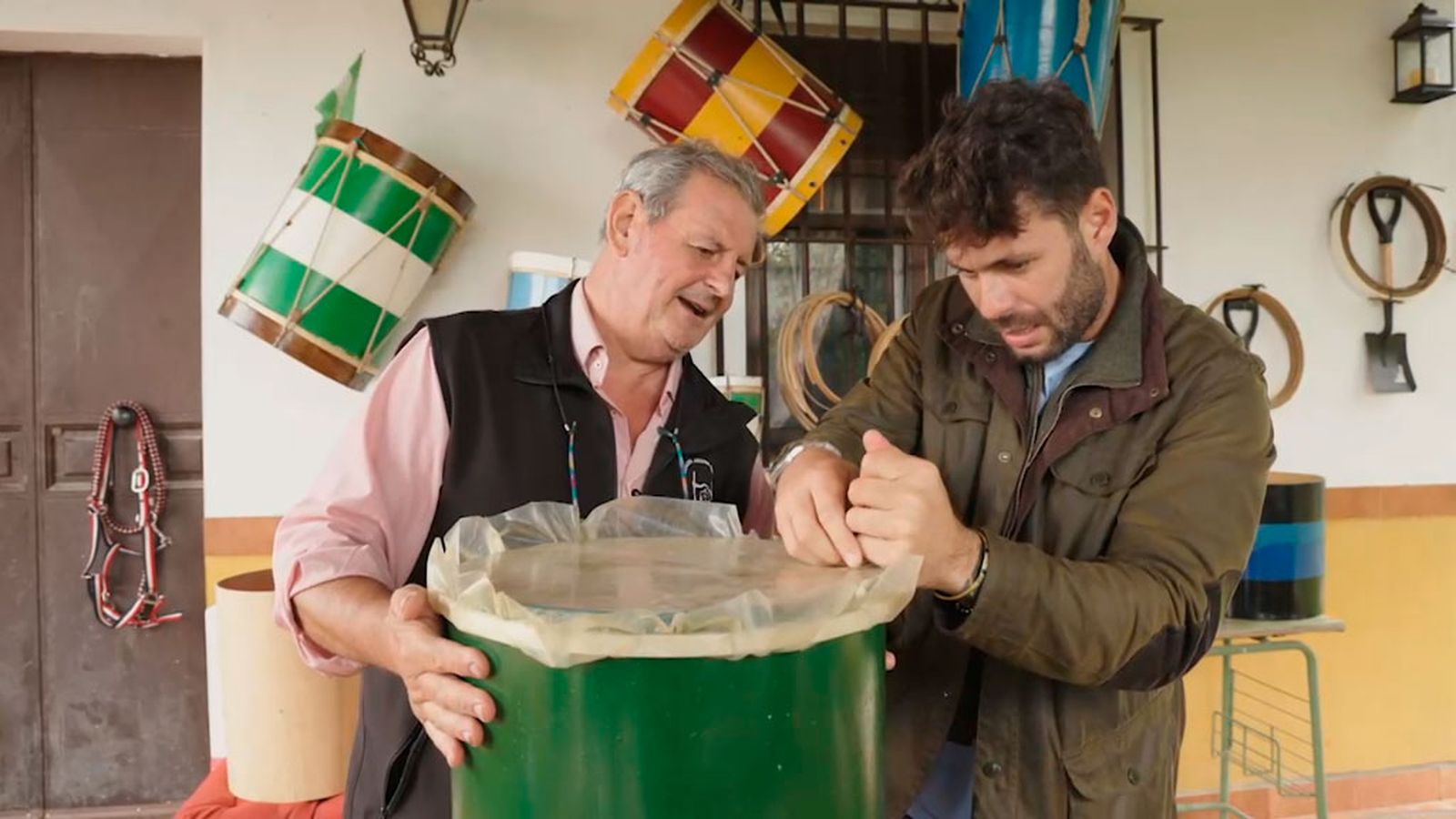 En Puerto Serrano aprendemos a elaborar tambores rocieros