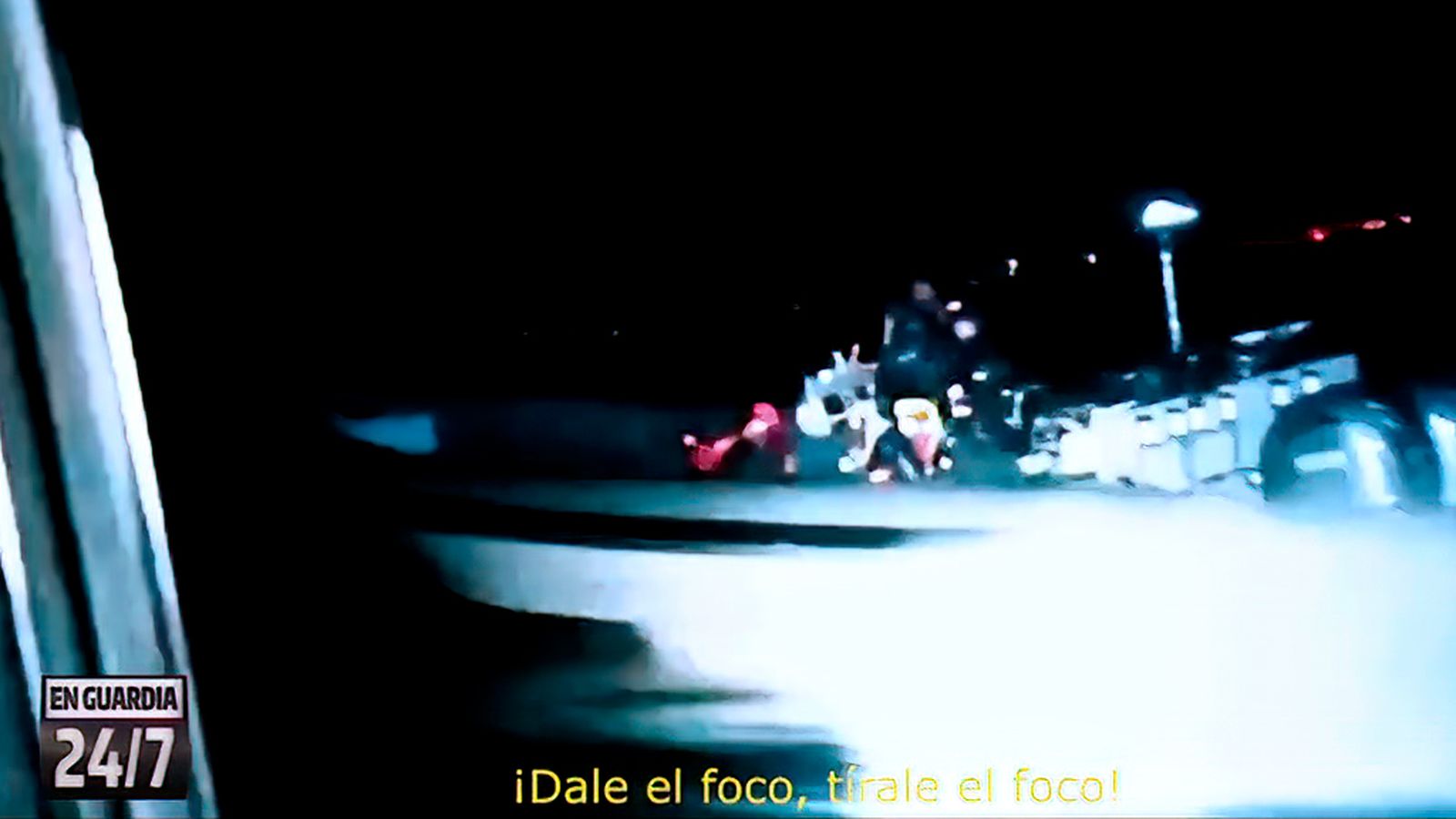 Un equipo de En guardia 24/7 vive en directo el abordaje a una petaquera en aguas del Estrecho