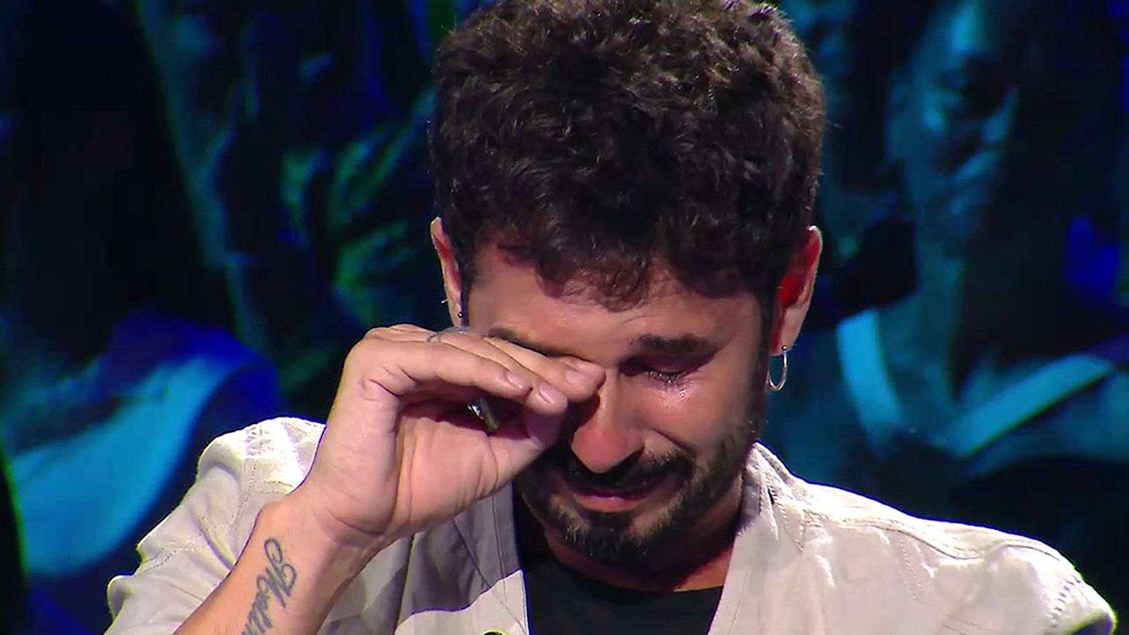 La trompeta y su banda de música rompen la compostura del cantautor