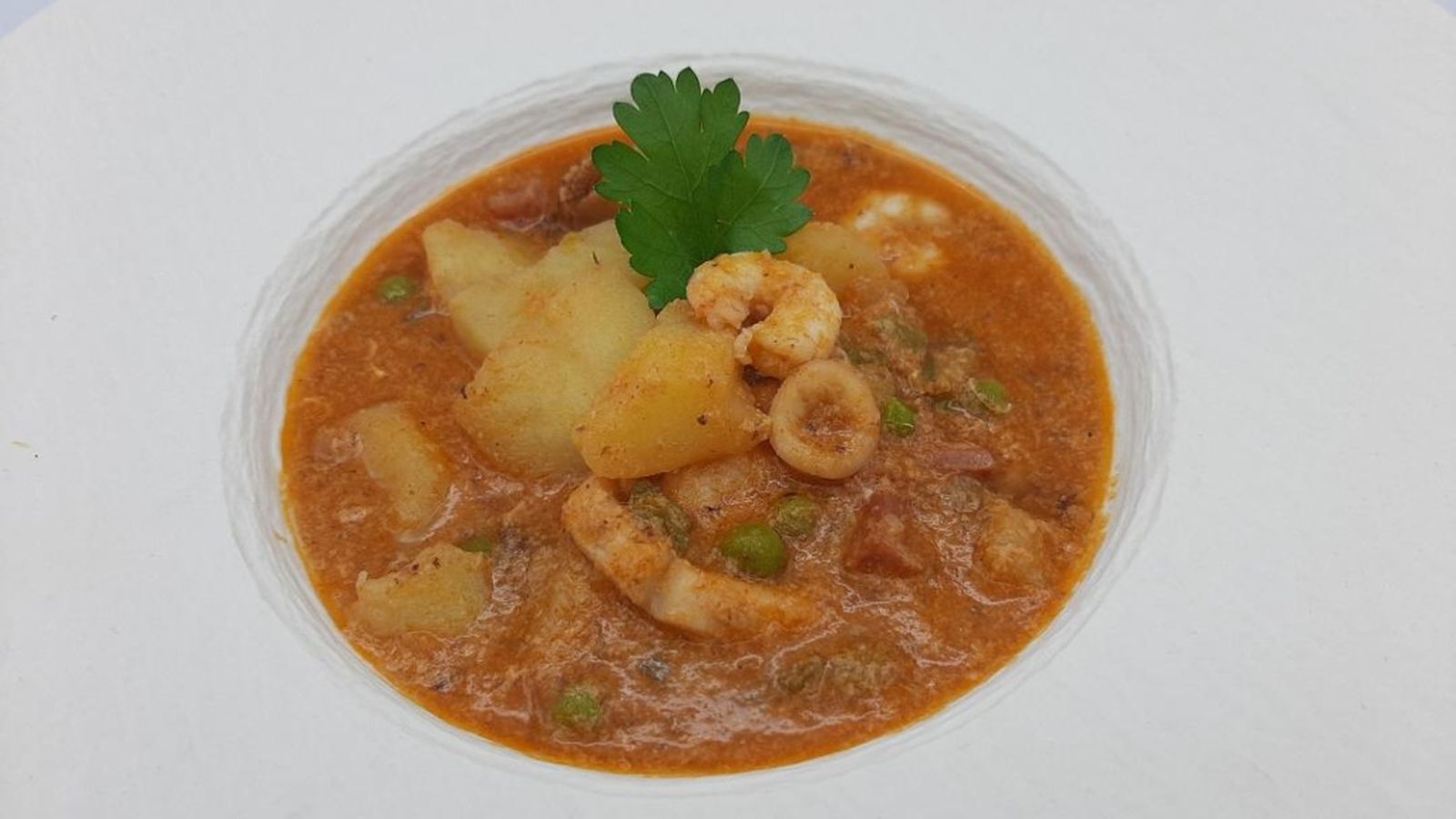 Cómetelo patatas guisás con choco y gambas