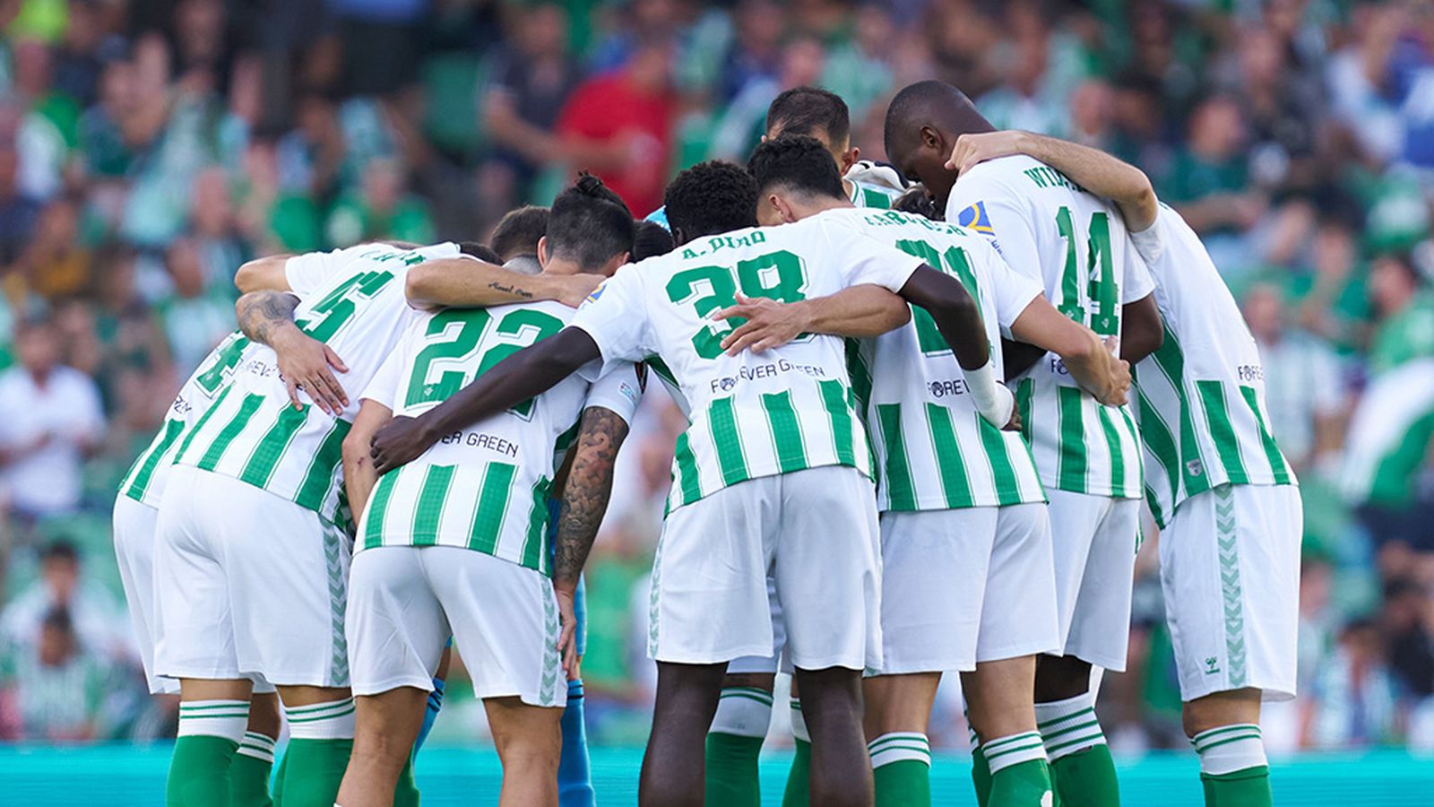 Piña de los jugadores del Betis