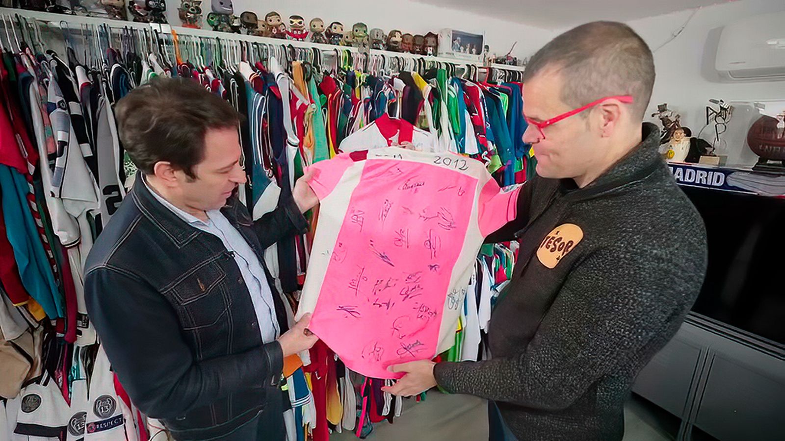 Las 1.300 camisetas deportivas que son un tesoro en la casa de Antonio Bendala