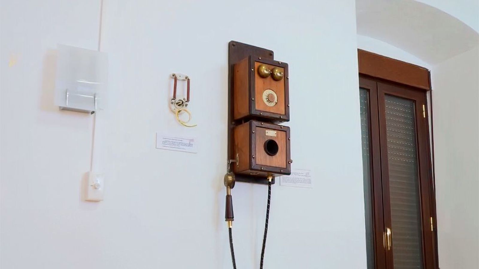 Canena conserva la voz del pasado: el primer teléfono que conectó a un pueblo