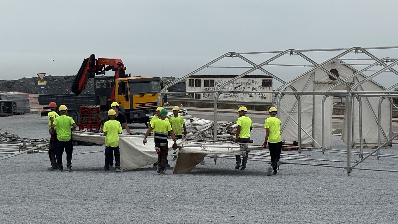 Construcción de la carpa para migrantes en Ceuta junto al colegio.