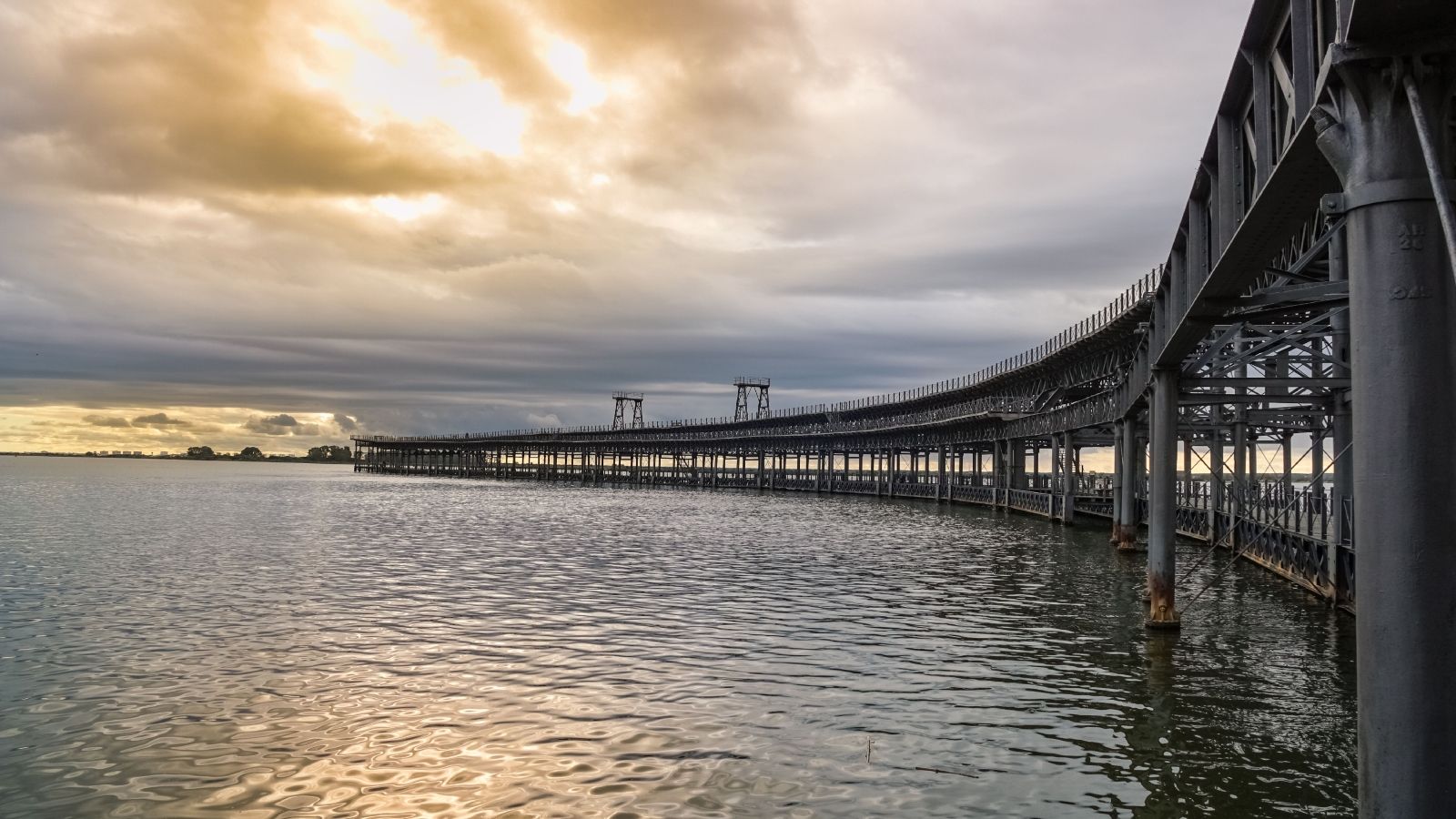 Muelle de Río Tinto a su paso por Hueva