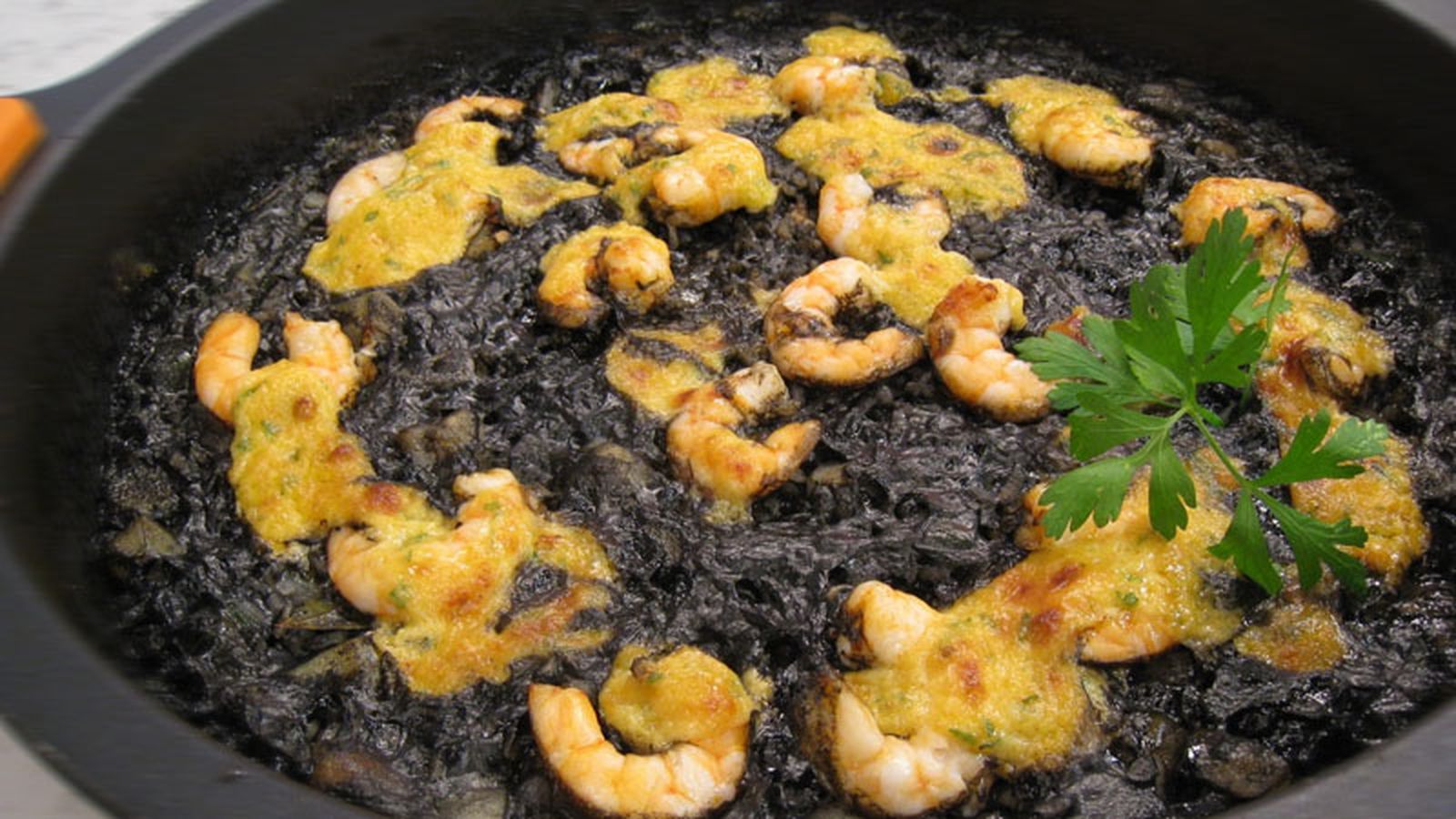 800x450 Cómetelo (Arroz negro con choco y langostinos)