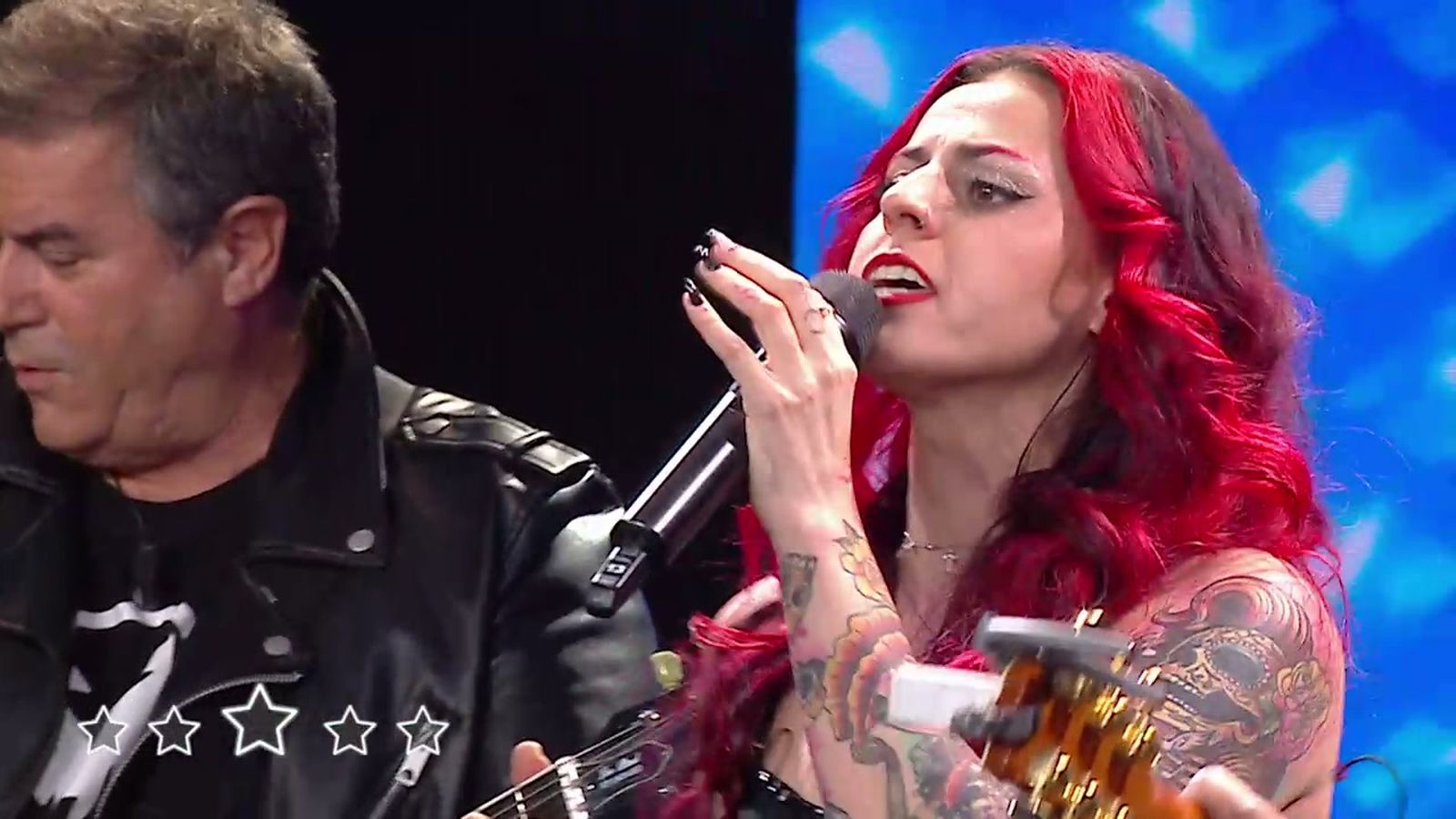 Juana y el grupo Lobo y los Coyotes transforman el escenario en una sala de rock con el One