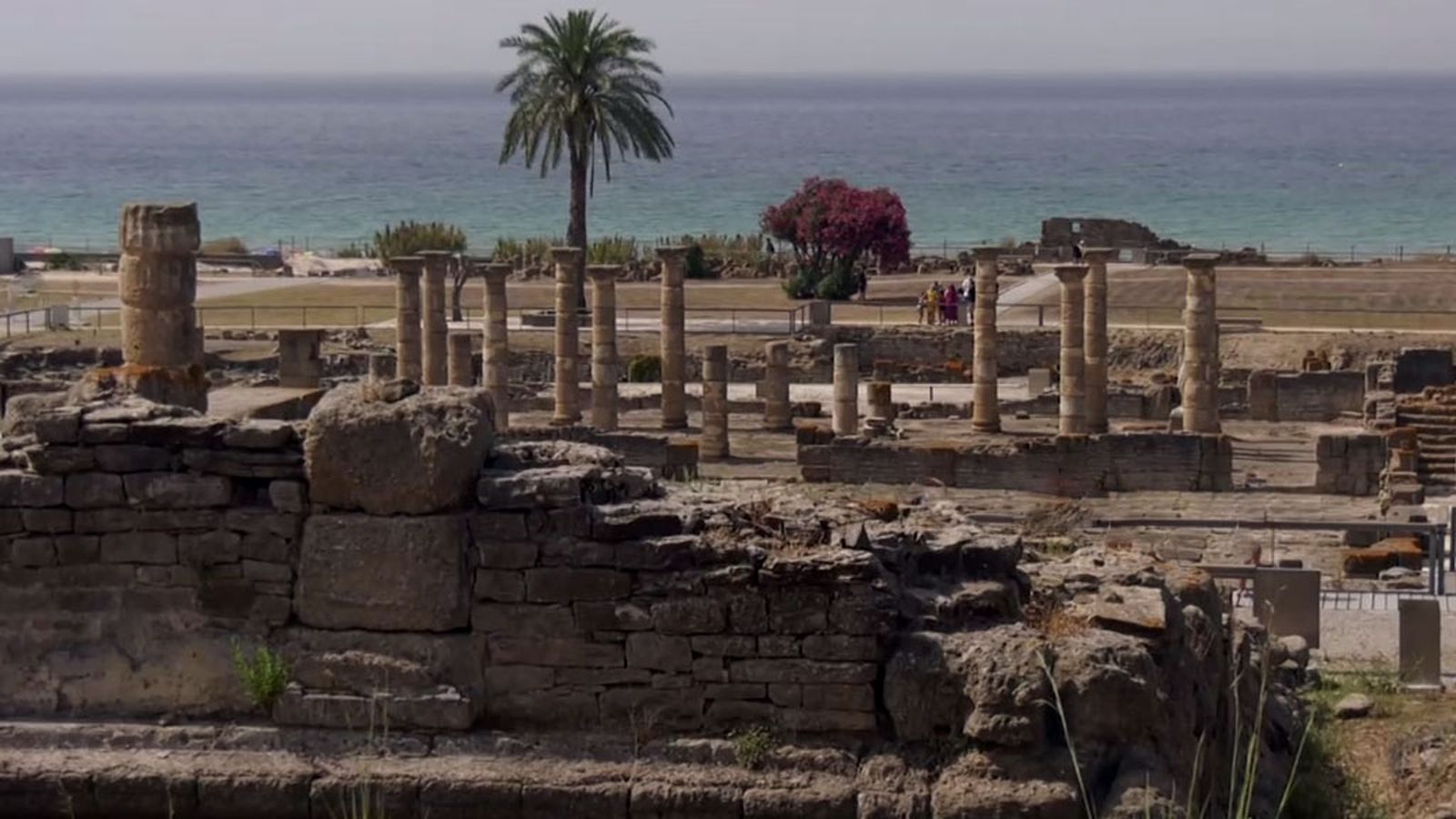 Desde Bolonia con su ciudad romana, Baelo Claudia, hasta Tarifa con sus olas, la duna de Valdevaqueros y las maravillosas puestas del sol de la costa gaditana