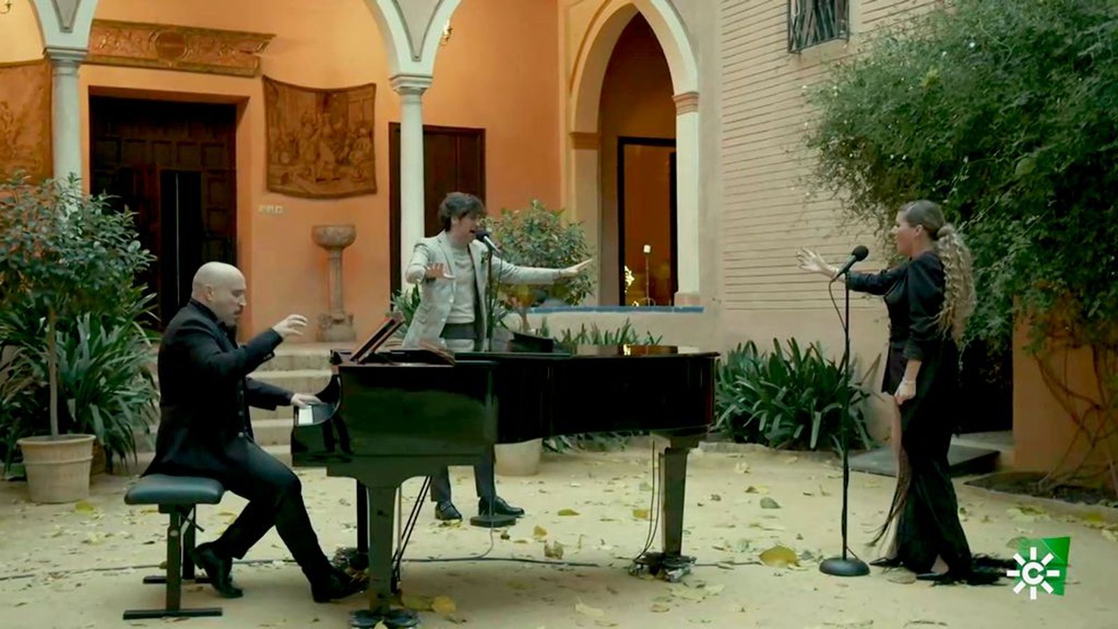 Cuando dos grandes voces se funden: Laura Gallego y Manuel Lombo cantan 'En el último minuto'