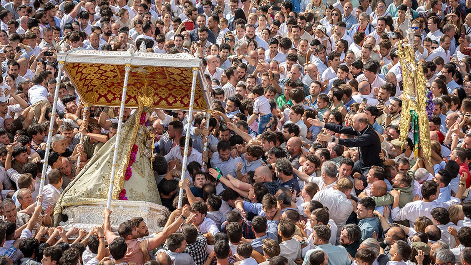 La virgen del Rocío vuelve a la ermita tras procesional por la aldea