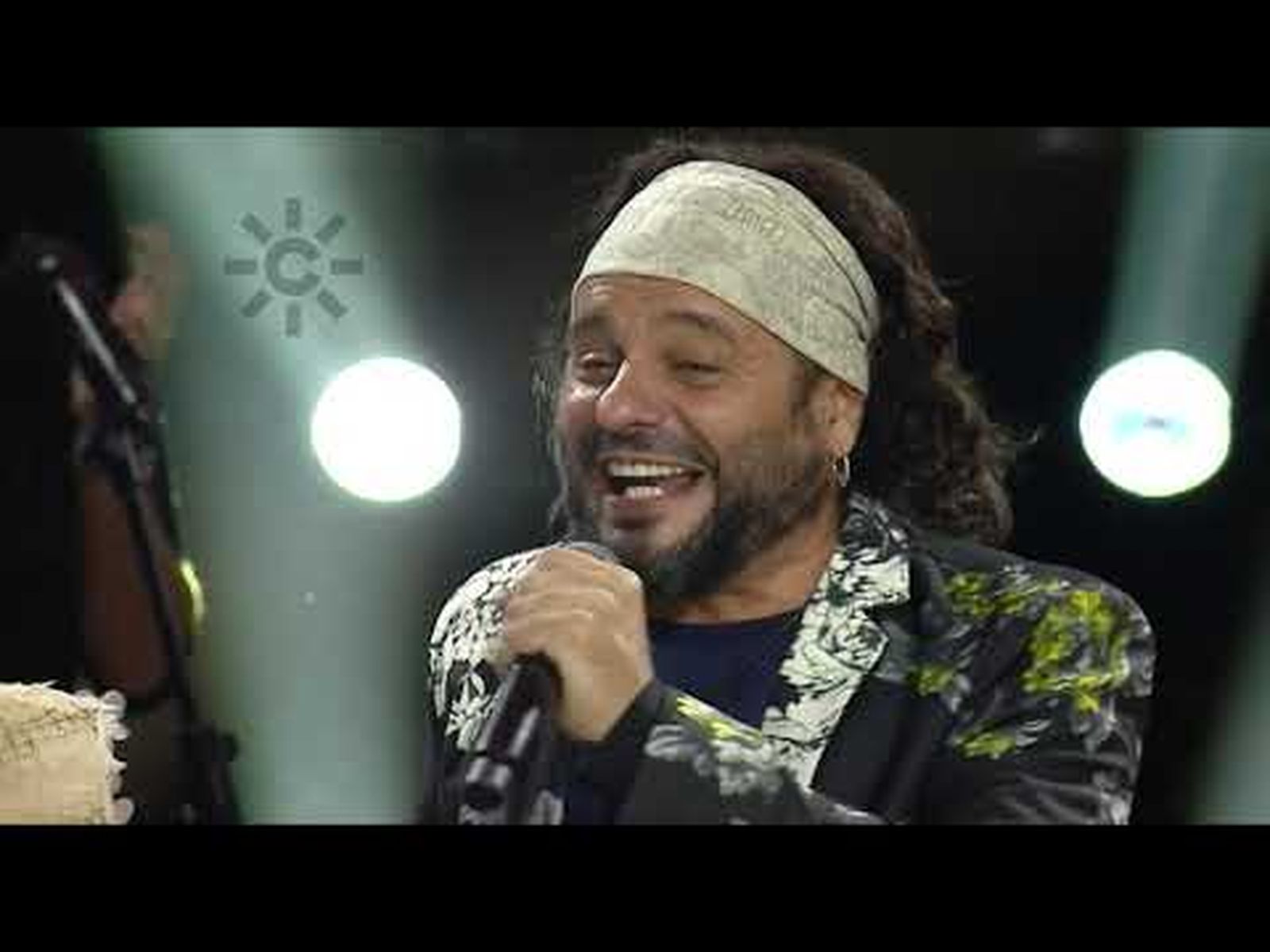 Pastora Soler y el Arrebato cantan el  Himno del Sevilla