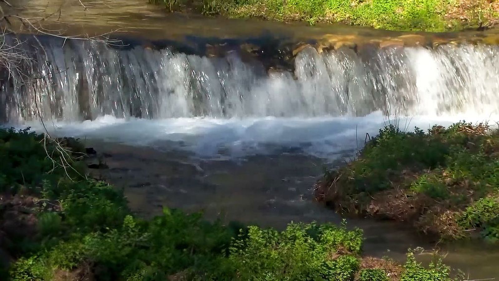 El río Andarax despierta en un espectáculo de caudal imparable y cascadas revividas
