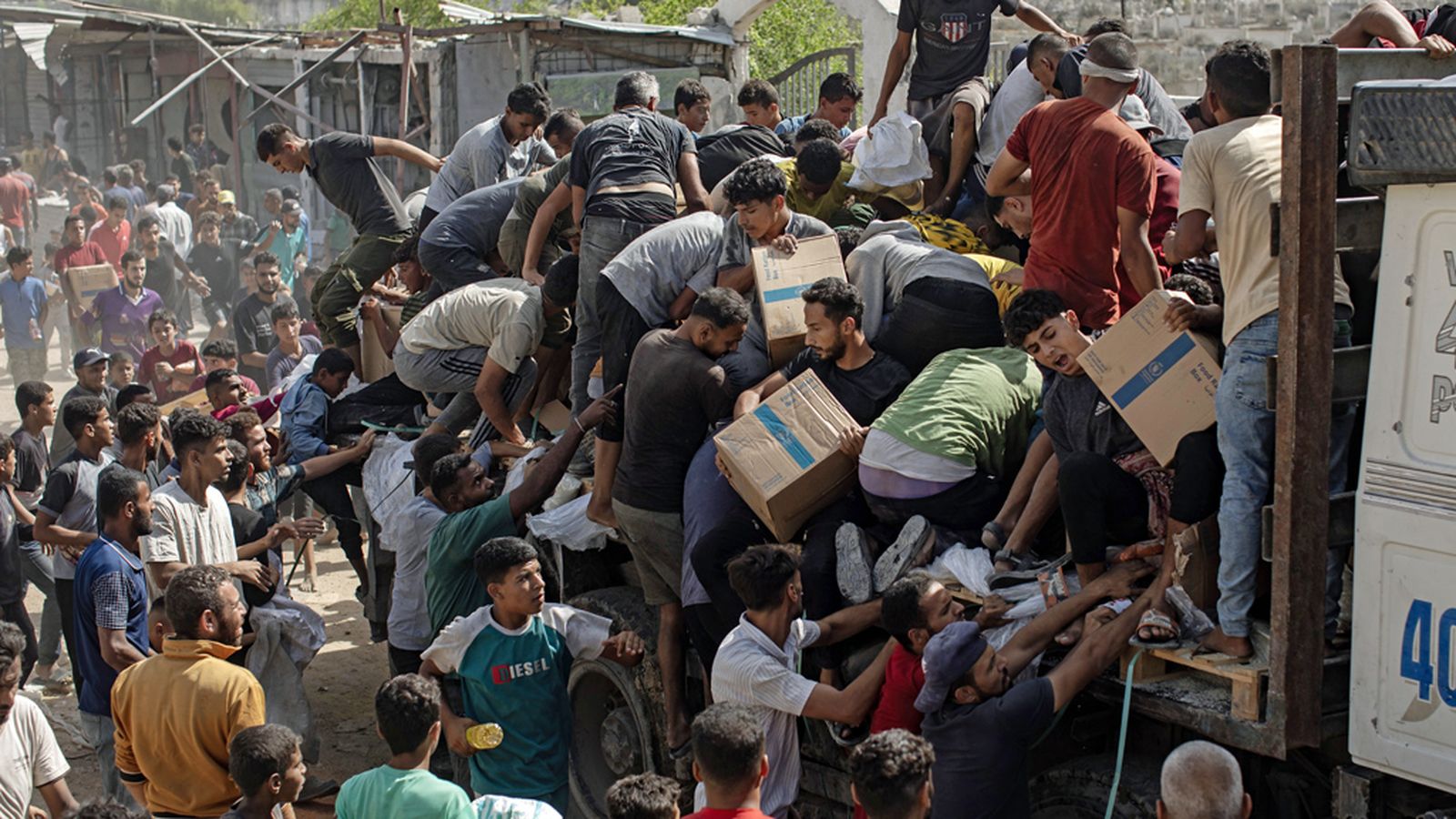 Los primeros camiones con ayuda humanitaria comienzan a entrar en Gaza