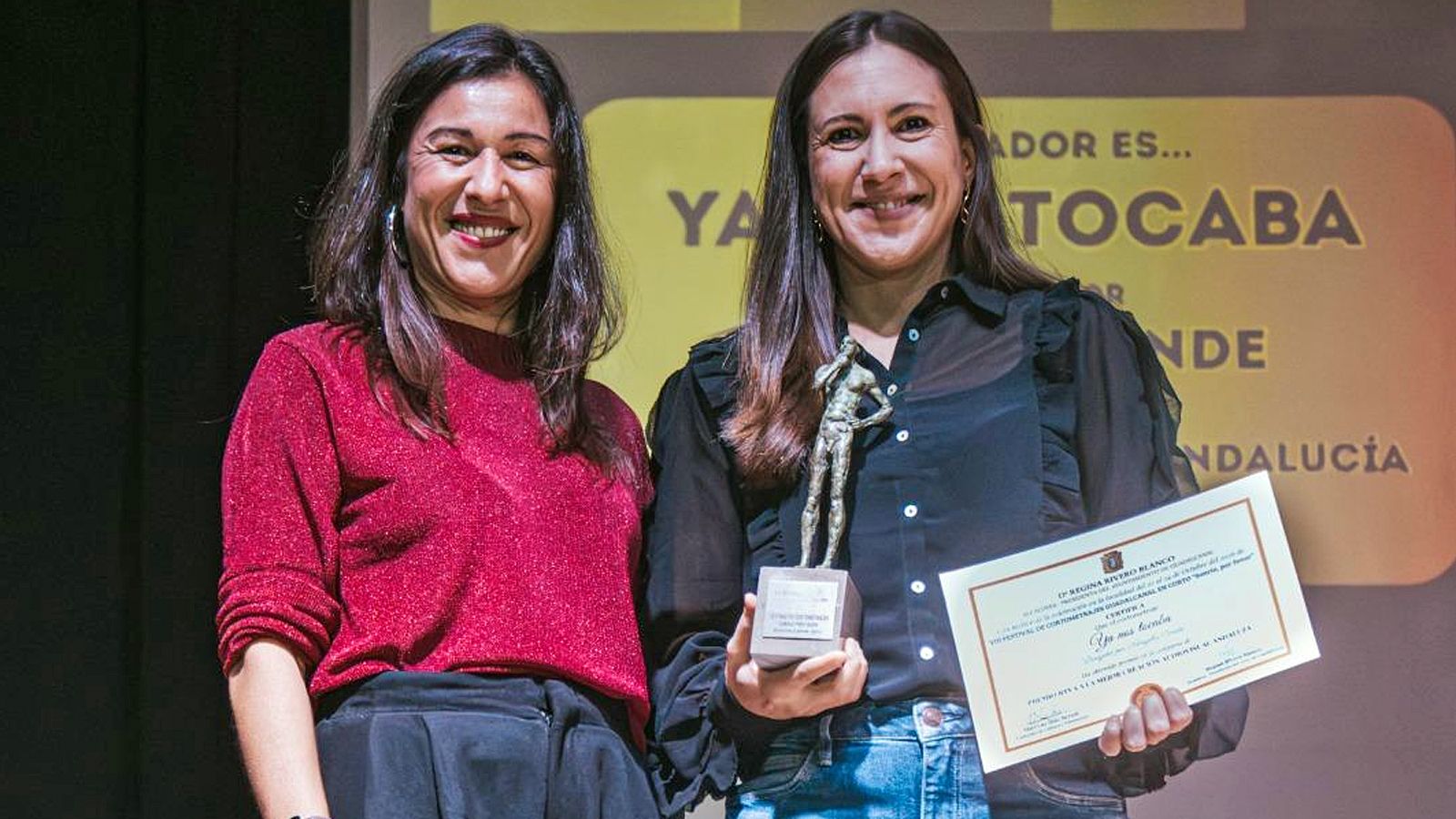 Paola Saiz de Baranda hace entrega a una representante de la organización, que recogió el Premio CSRTV en Guadalcanal en nombre de Ángela Conde, que no pudo asistir