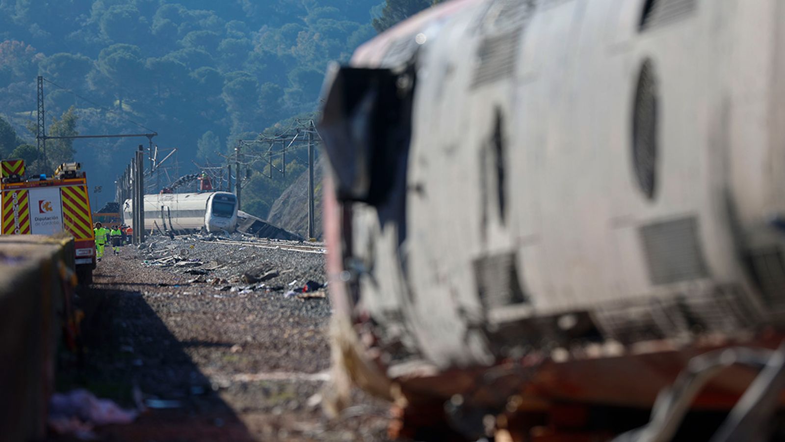 Foto de EFE con el tren Iryo en primer plano y el Alvia al fondo que da idea de la distancia