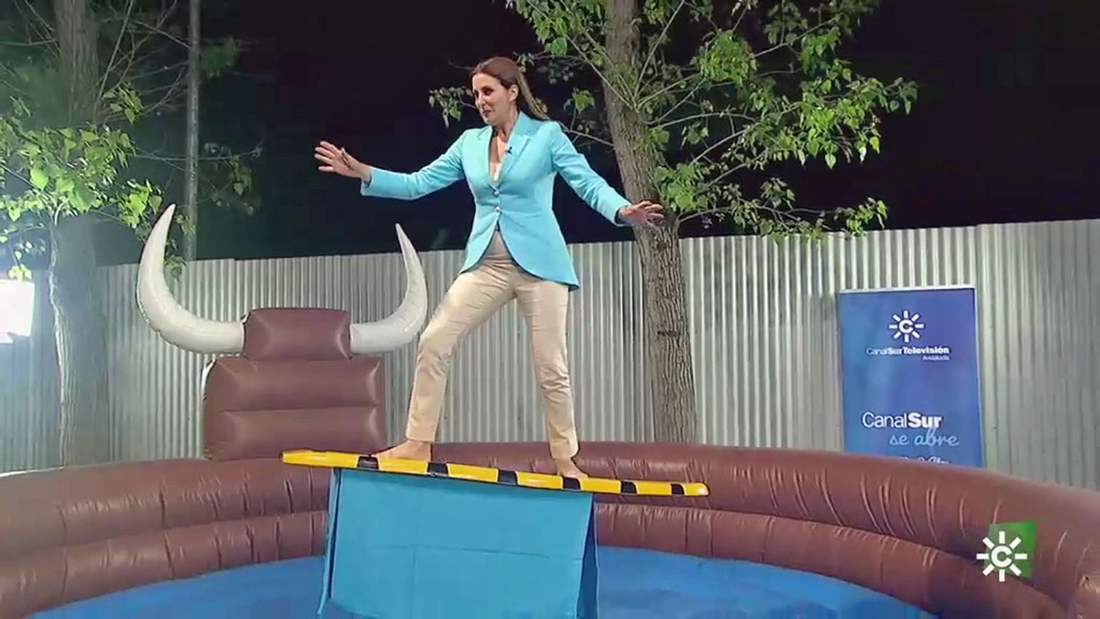 Eva Ruiz se sube por primera vez sobre una tabla de surf