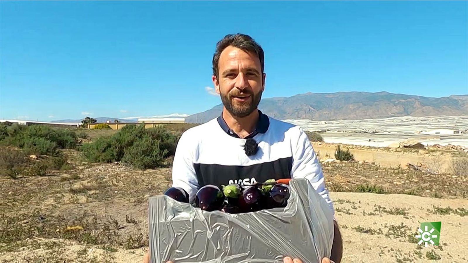 Fran dejó su formación en enconomía para ser agricultor en La Mojonera
