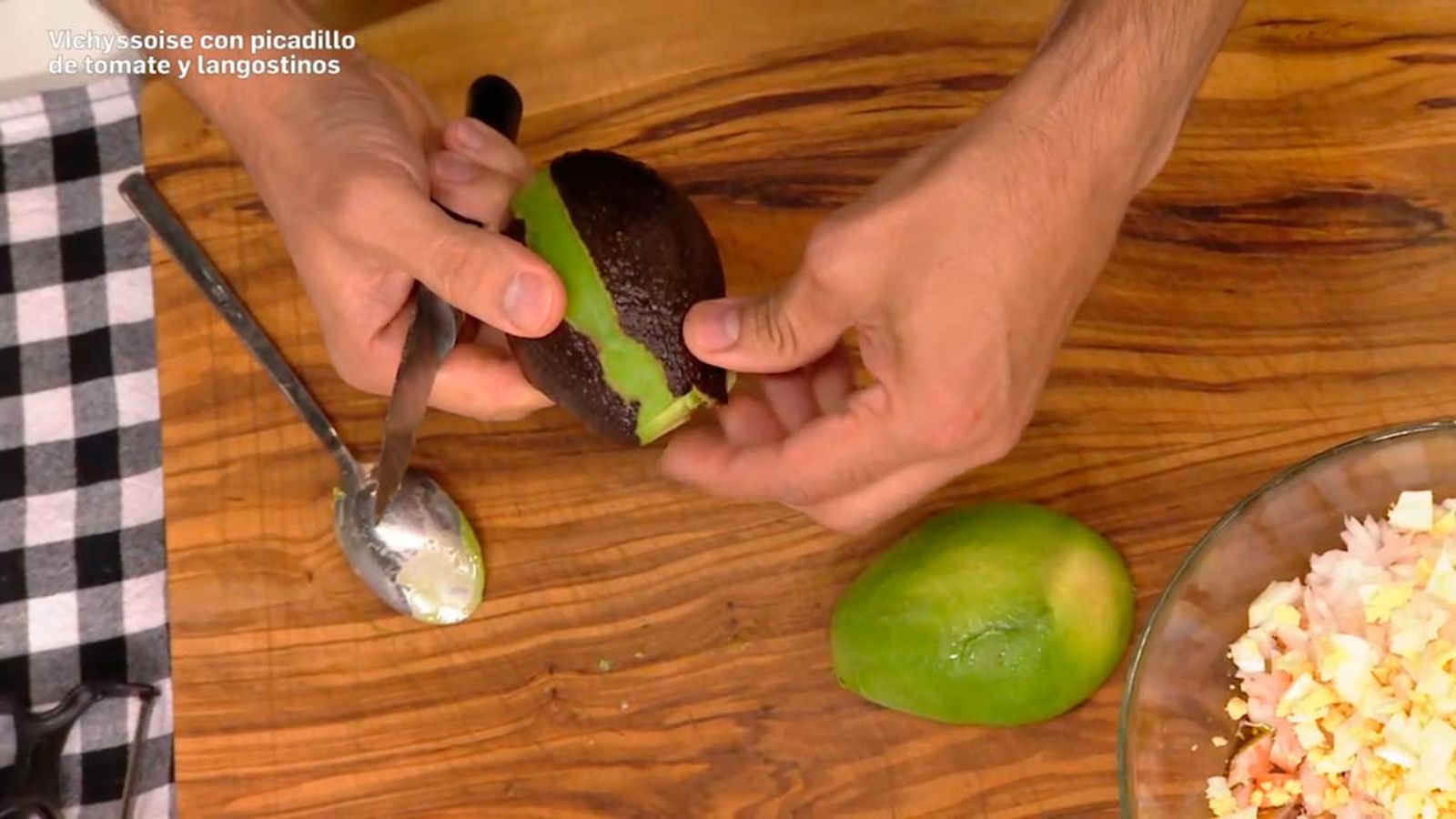 La manera más fácil y cómoda de pelar los aguacates sin destrozarlos