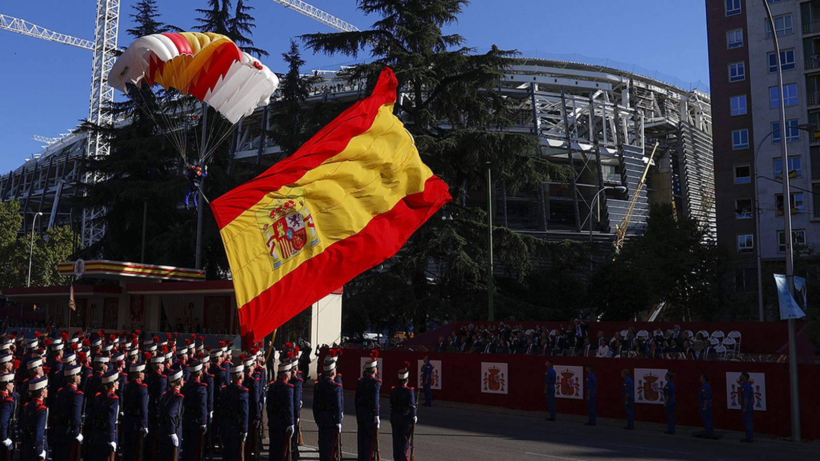 foto izado de bandera desfile 12 octubre
