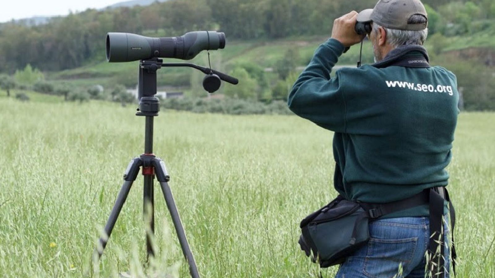 voluntario_observa_aves_telescopio_prismaticos