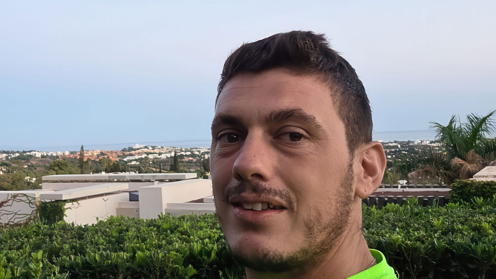 Omar es auxiliar de jardinería en Torremolinos