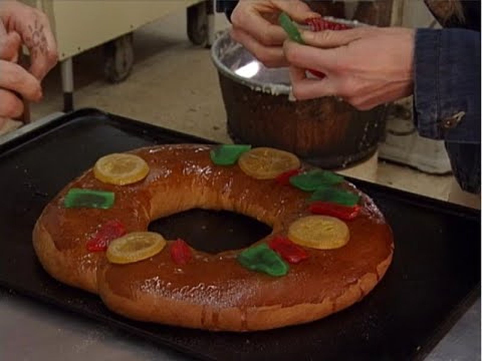 Roscón de Reyes: elaboración de un rosco de Reyes en confitería de Utrera (Sevilla)