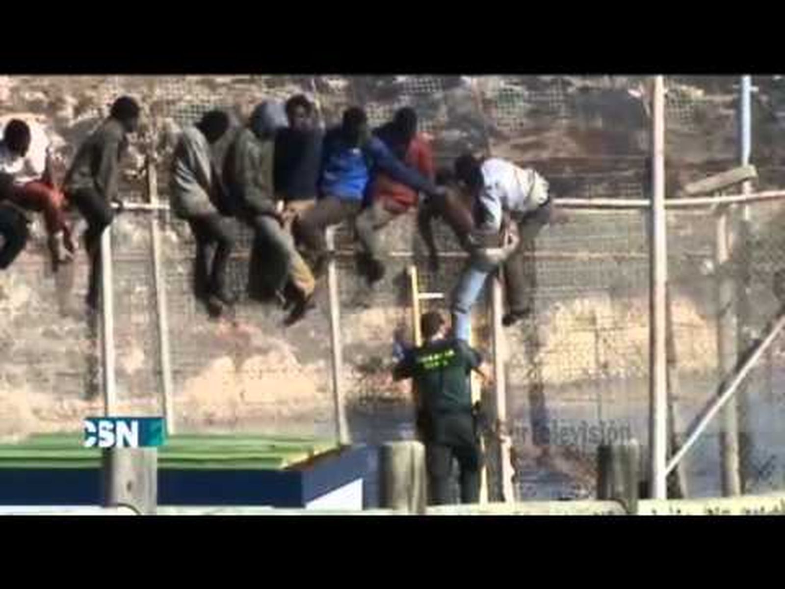 El drama de la inmigración: diez horas subidos a la valla de Melilla