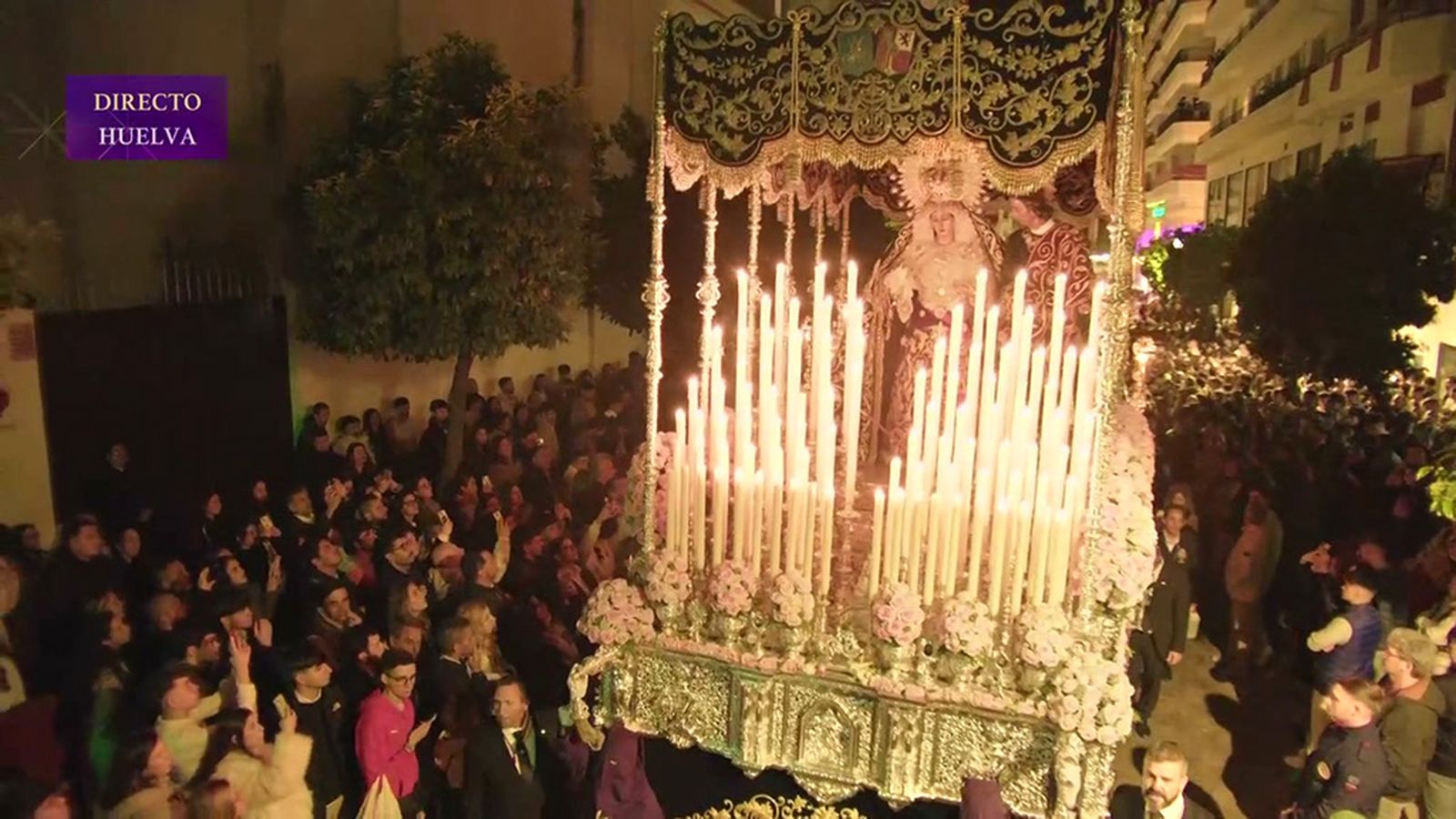 La Hermandad del Nazareno levanta a toda Huelva al salir del templo
