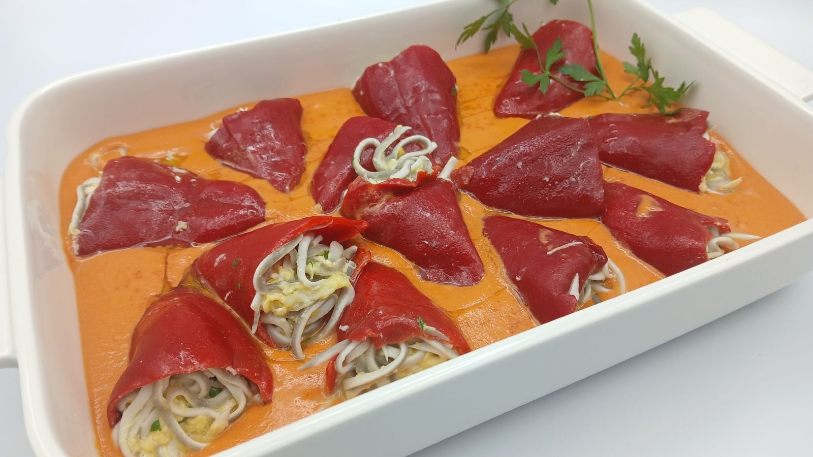 "Cómetelo": pimientos del piquillo rellenos de revuelto de gulas
