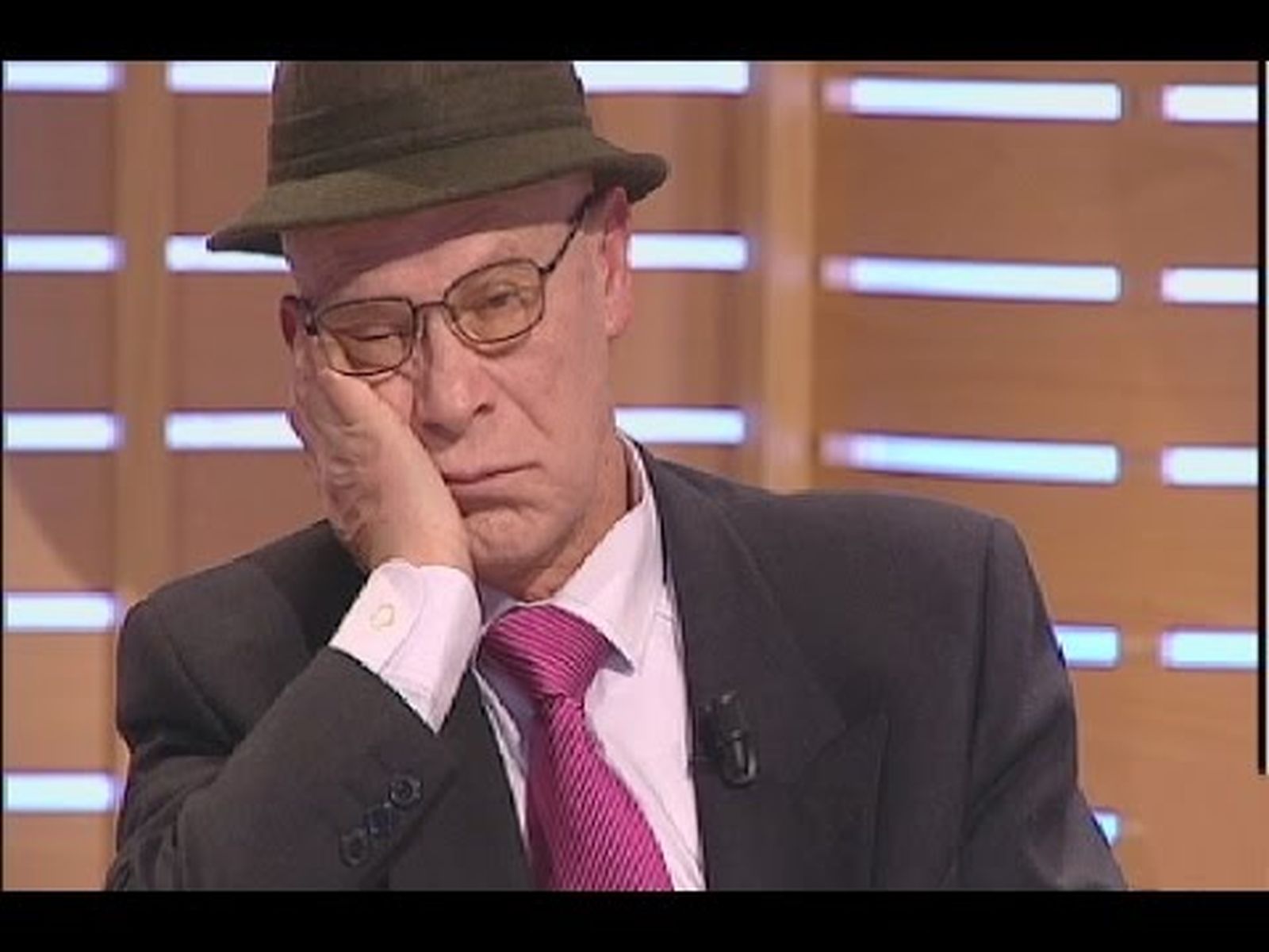 Hombre dormido en directo en televisión mientras busca compañera con Juan y Medio