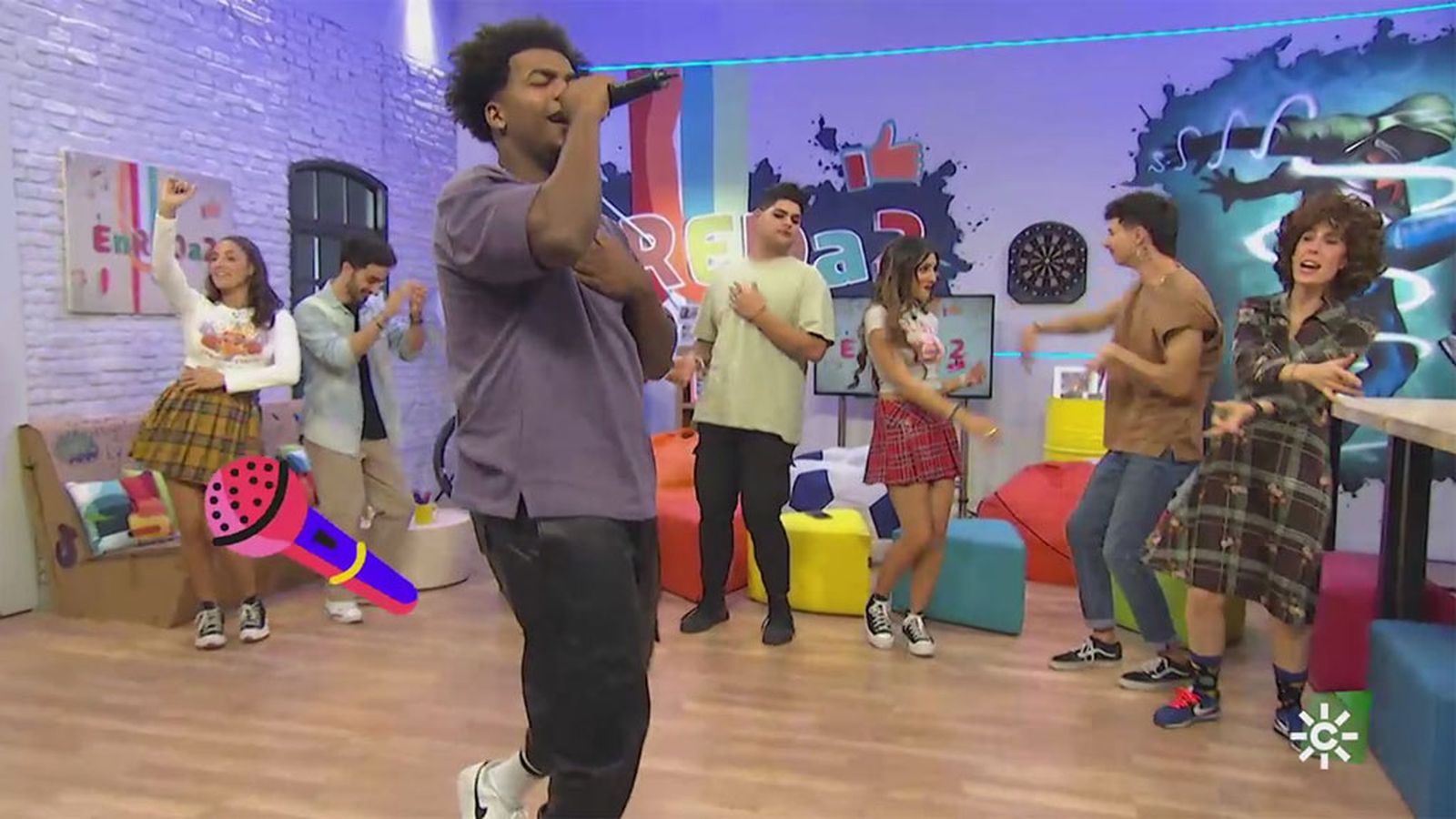 Luis Cortés nos canta su tema 'Canastera'