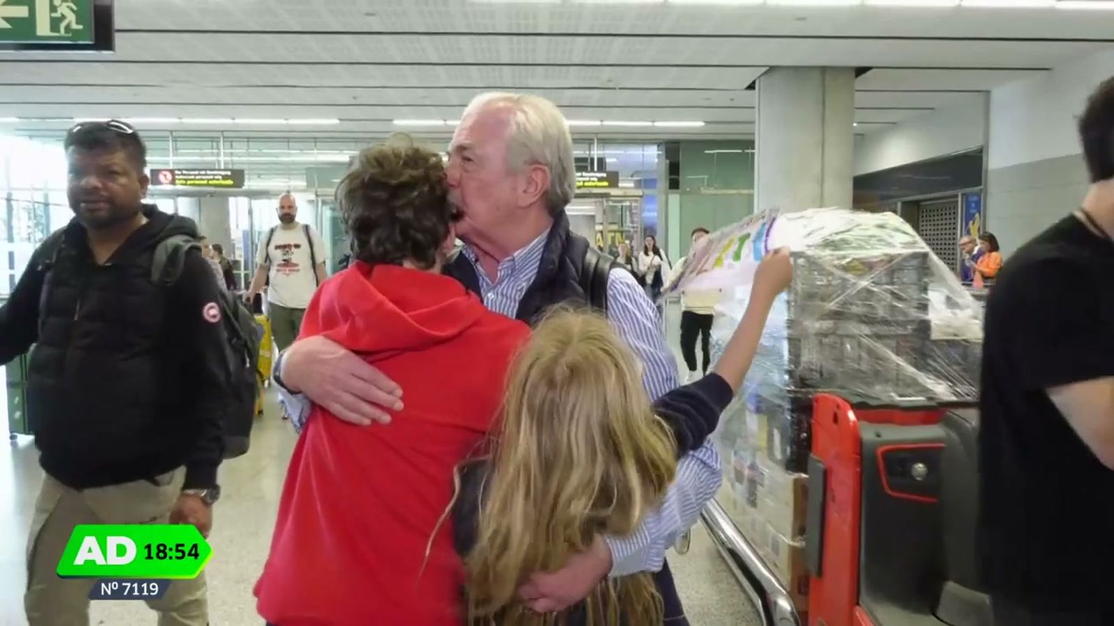 Abrazos y trompetas en la terminal de llegadas para recibir a quienes vuelven a casa por tradición