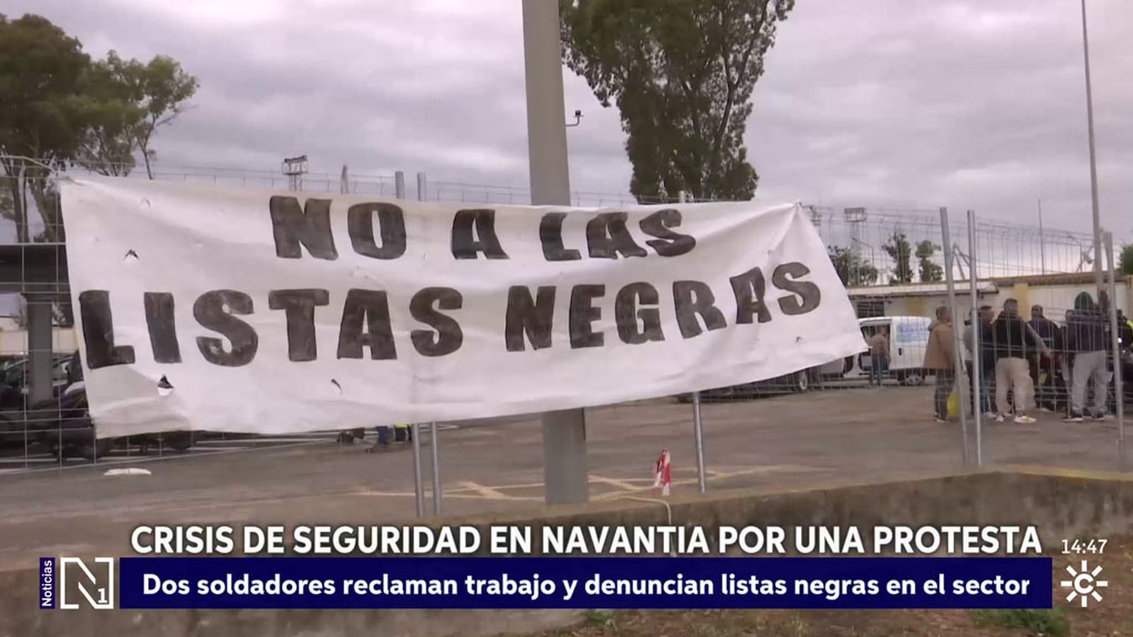 Dos personas se suben a una grúa de Navantia San Fernando en protesta porque no son contratados en el sector