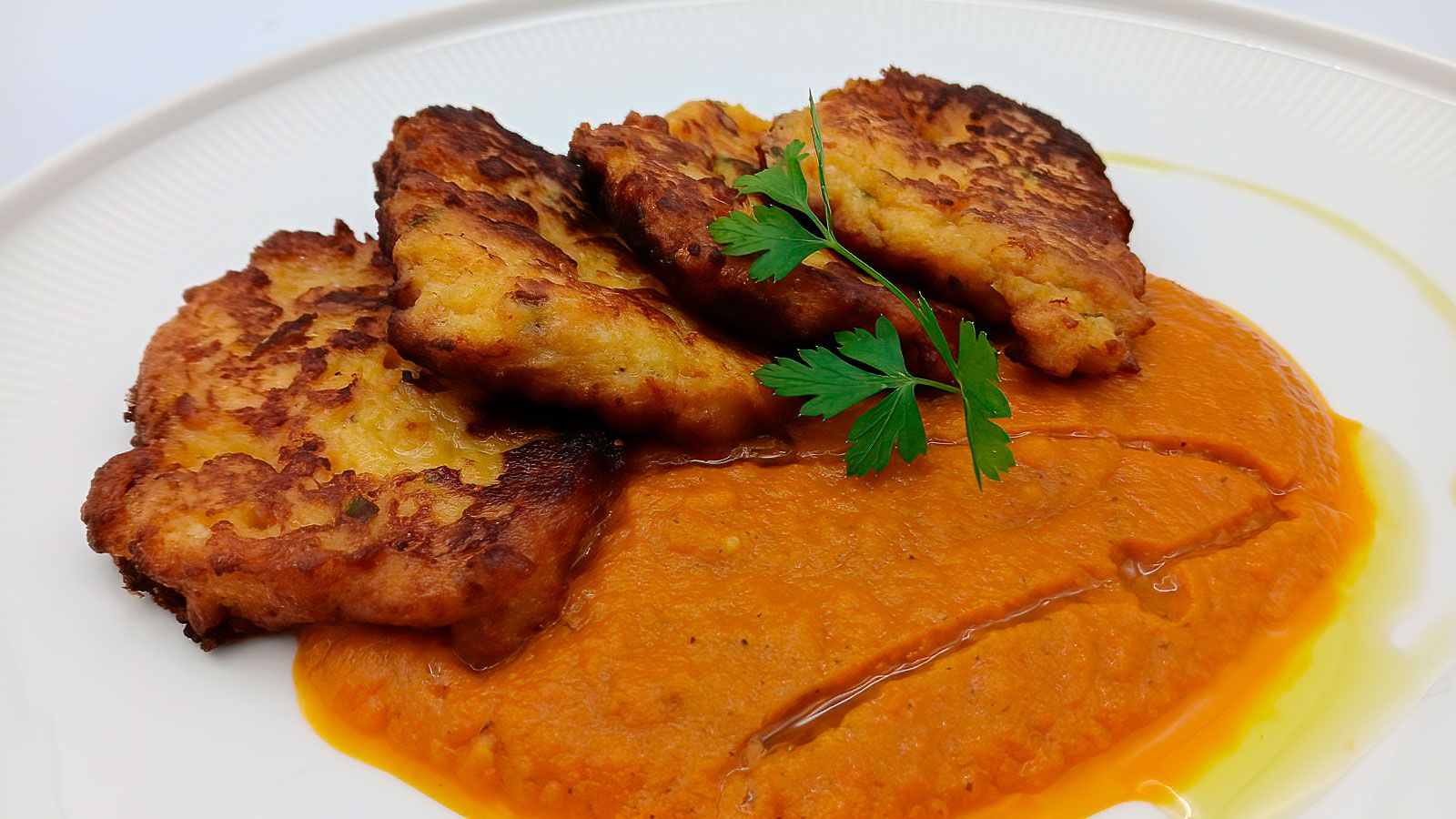 Tortitas de patata y chorizo con tomate casero