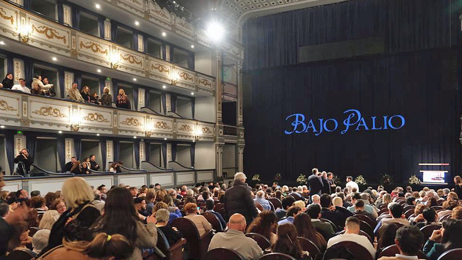 COMUNICACIÓN BAJO PALIO INTERIOR TEATRO