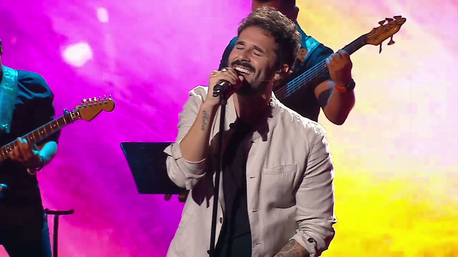 Antoñito Molina abre su noche con la canción que le define, La aventura