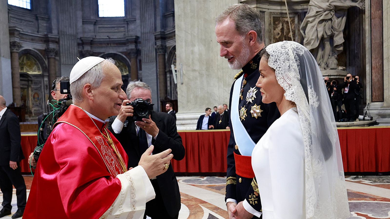 El papa recibe a los reyes tras la misa de entronización