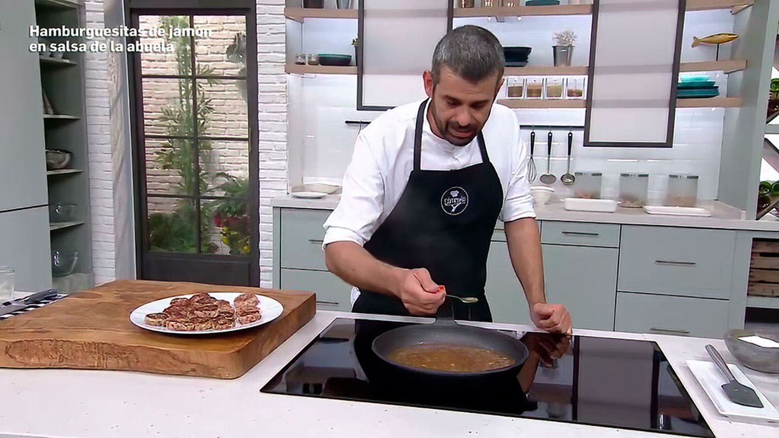 Así hace Enrique Sánchez la salsa de la abuela para conseguir unas jugosas hamburguesitas