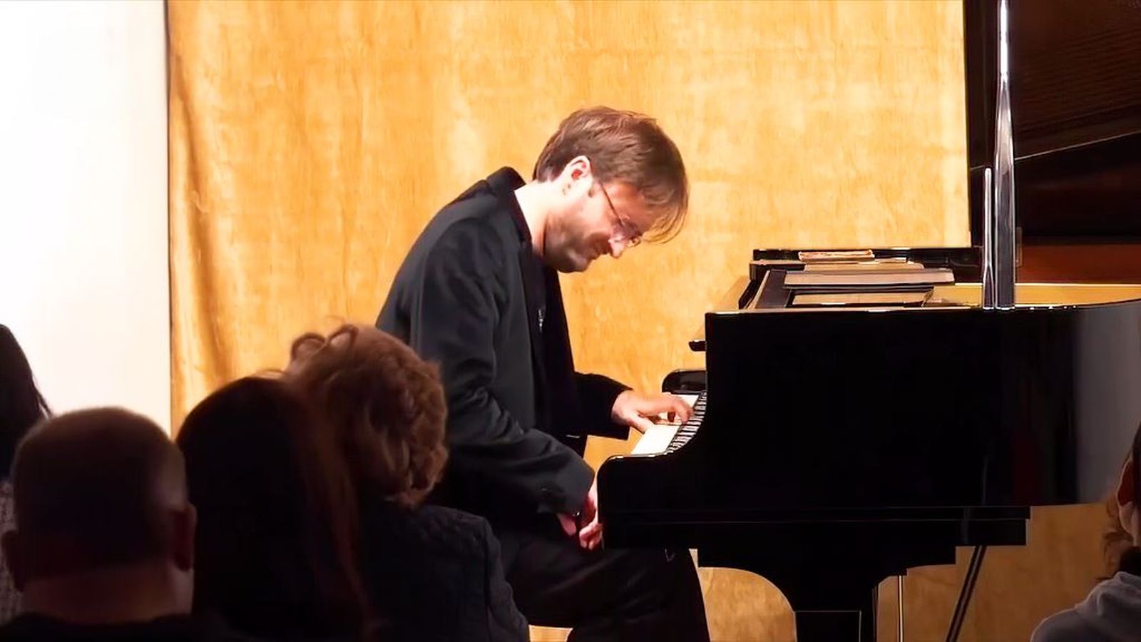 Manuel, el 'pianista de la mano izquierda' que hace de cada nota una historia de superación
