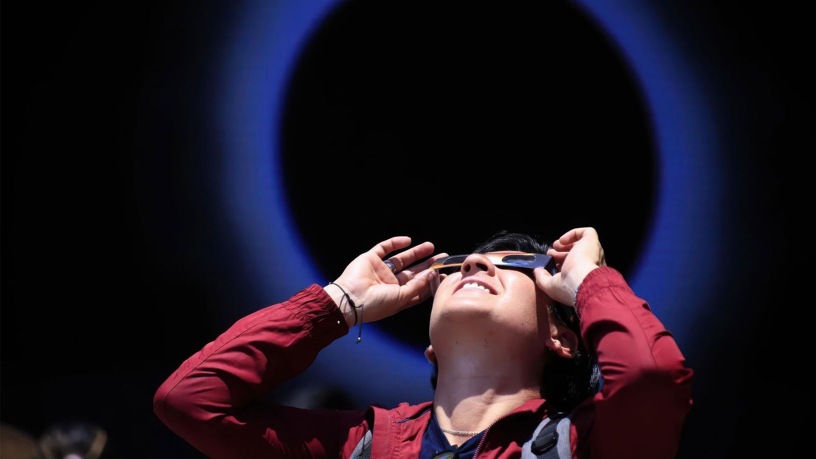 Las gafas protectoras, imprescindibles en todo momento para mirar el eclipse