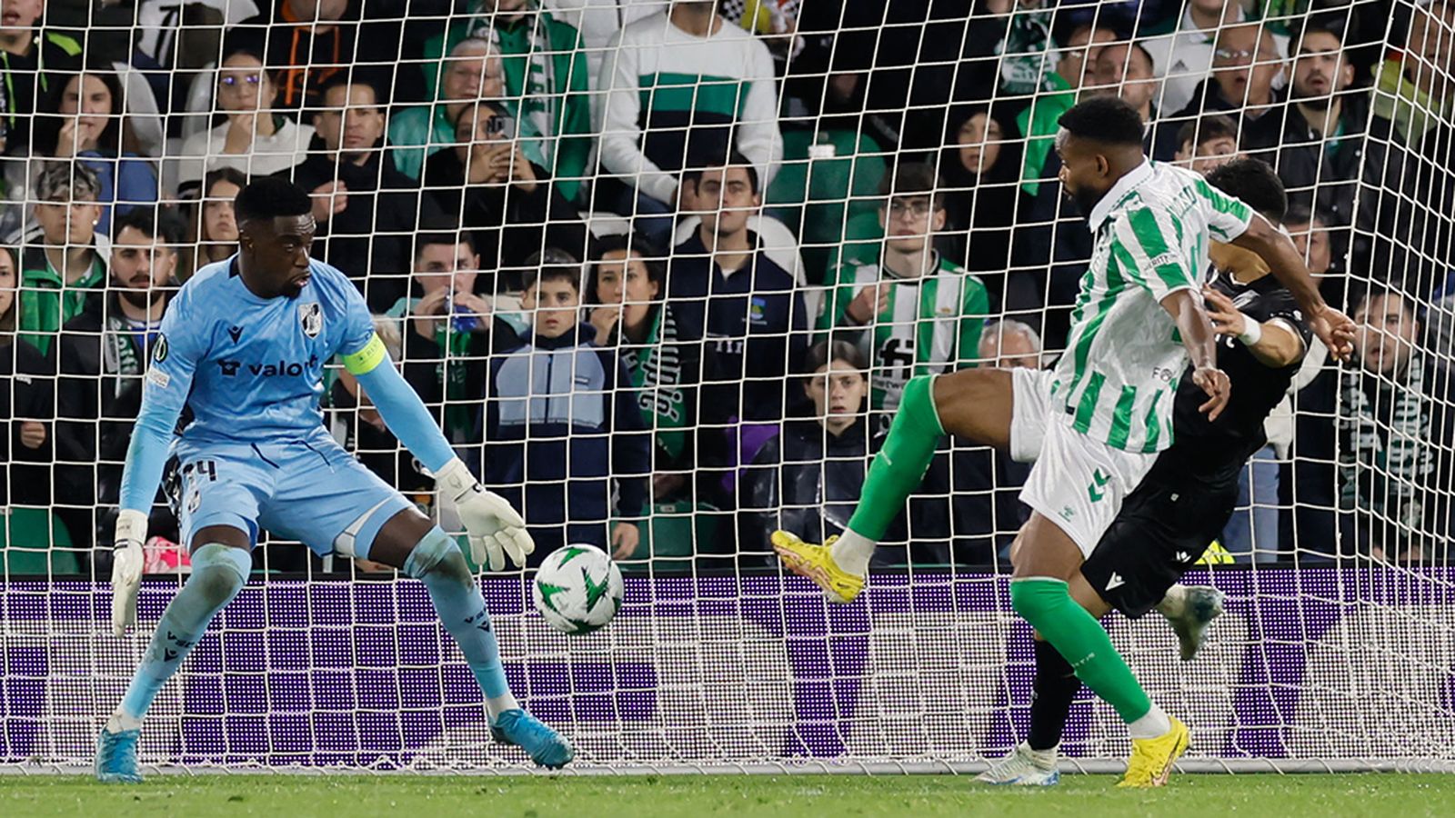 El Betis empata con goles de Bakambú e Isco