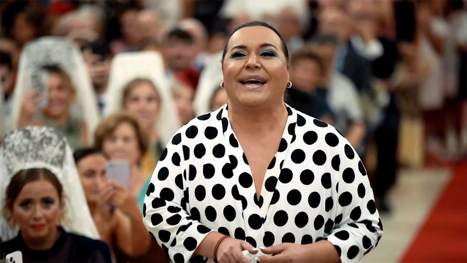Falete pone el broche final a la boda entre Ana y Feliciano interpretando Te quiero, te quiero