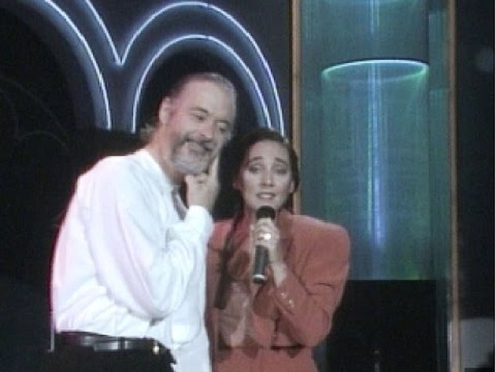 Sergio y Estíbaliz cantan "Me debes un beso"
