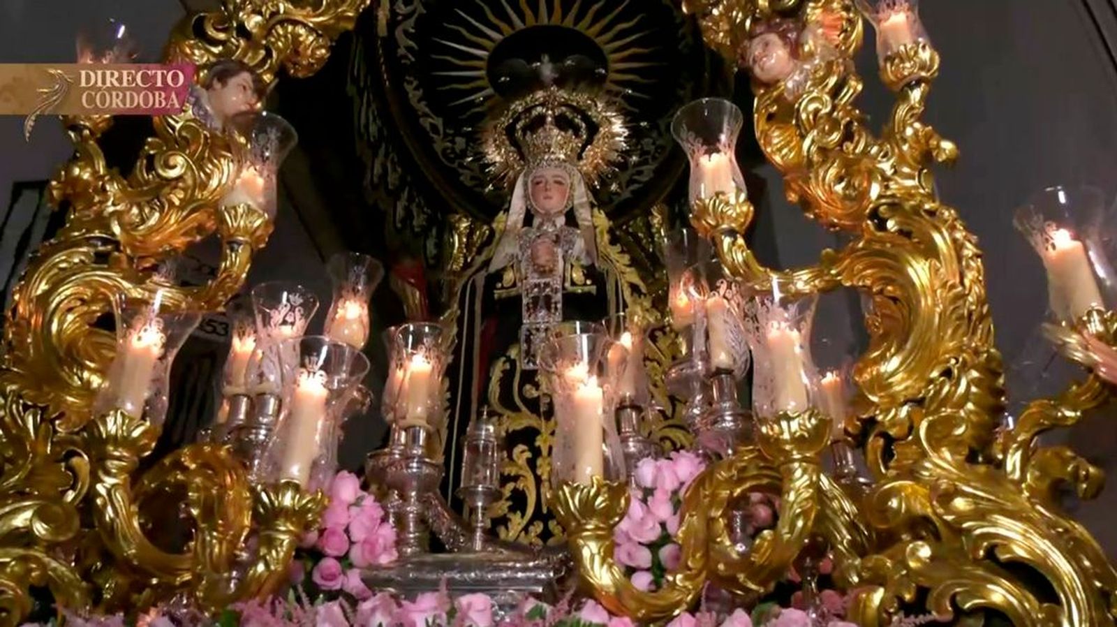 Silencio y cantos gregorianos acompañan a la Virgen de las Tristezas de Córdoba