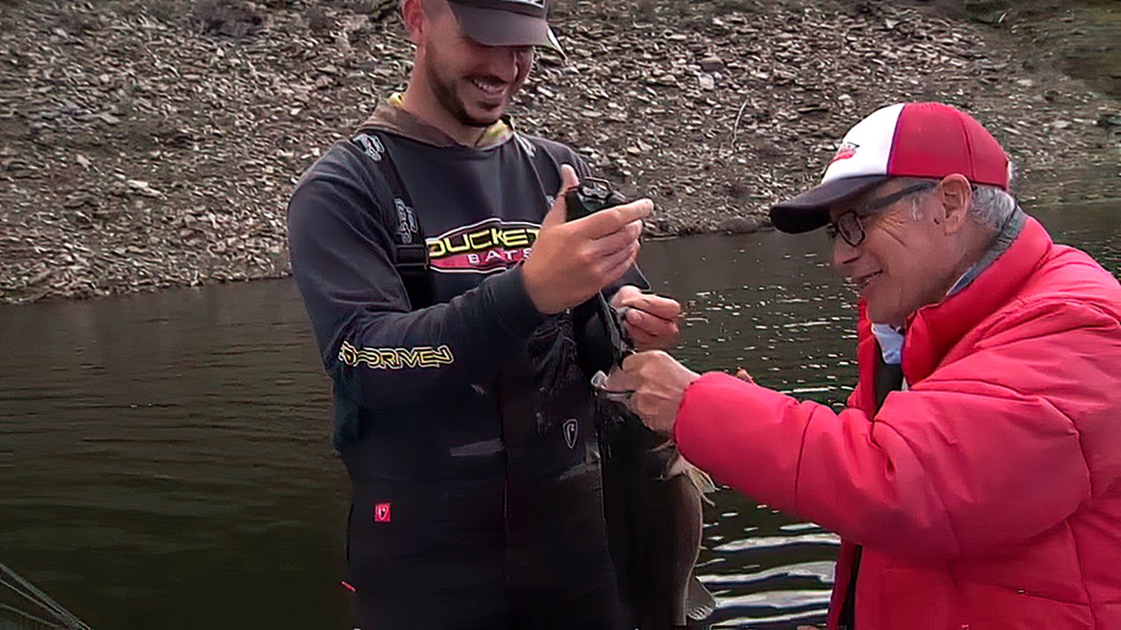 Cuando la pesca del black bass en la orilla parece imposible